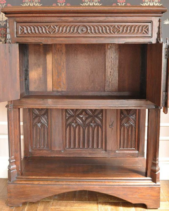 アンティークのキャビネット アンティーク家具 重厚感あるアンティークの英国家具、豪華な装飾が美しいキャビネット。扉を開けると、中はこんな感じです真ん中の扉は大きく左右に開く事が出来ます。(j-2047-f)