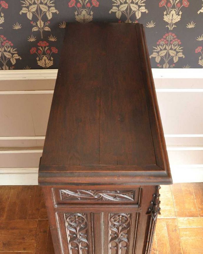 アンティークのキャビネット アンティーク家具 重厚感あるアンティークの英国家具、豪華な装飾が美しいキャビネット。上から見てみると・・・天板を上から見ると、こんな感じです。(j-2047-f)