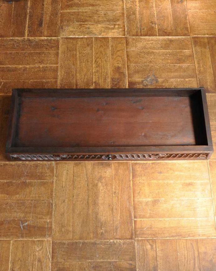 アンティークのキャビネット アンティーク家具 重厚感あるアンティークの英国家具、豪華な装飾が美しいキャビネット。キレイに修復したので、何を入れてもOK!もちろん引き出しの中も職人がキレイに直したので、安心していろんなものを収納して使って下さい。(j-2047-f)