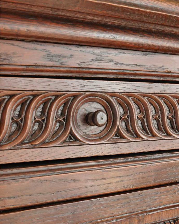 アンティークのキャビネット アンティーク家具 重厚感あるアンティークの英国家具、豪華な装飾が美しいキャビネット。引き出しの取っ手です。(j-2047-f)