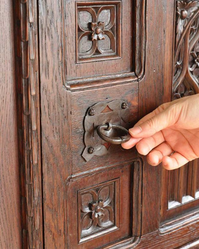 アンティークのキャビネット アンティーク家具 重厚感あるアンティークの英国家具、豪華な装飾が美しいキャビネット。開ける度にワクワクする取っ手時代を感じさせる大きな取っ手。(j-2047-f)