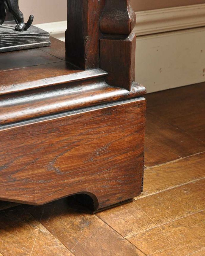 アンティークのキャビネット アンティーク家具 重厚感あるアンティークの英国家具、豪華な装飾が美しいキャビネット。女性1人でラクラク運べちゃう仕掛けHandleのアンティークは、脚の裏にフェルトキーパーをお付けしています。(j-2047-f)