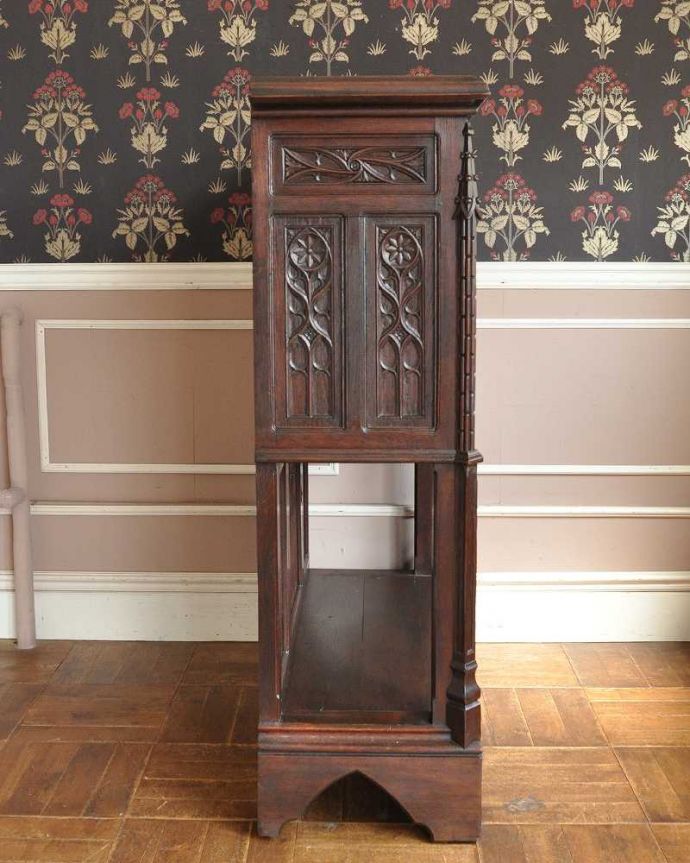 アンティークのキャビネット アンティーク家具 重厚感あるアンティークの英国家具、豪華な装飾が美しいキャビネット。横から見てもステキ横から見るとこんな感じ。(j-2047-f)