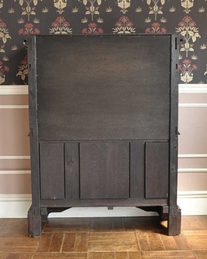 アンティークのキャビネット アンティーク家具 重厚感あるアンティークの英国家具、豪華な装飾が美しいキャビネット。メンテナンスしてあるので後姿もキレイ!アンティークは新品ではないので、もちろん経年変化によるキズはありますが、専門の職人がキレイにお直しをしているので、後ろ姿までキレイです。(j-2047-f)