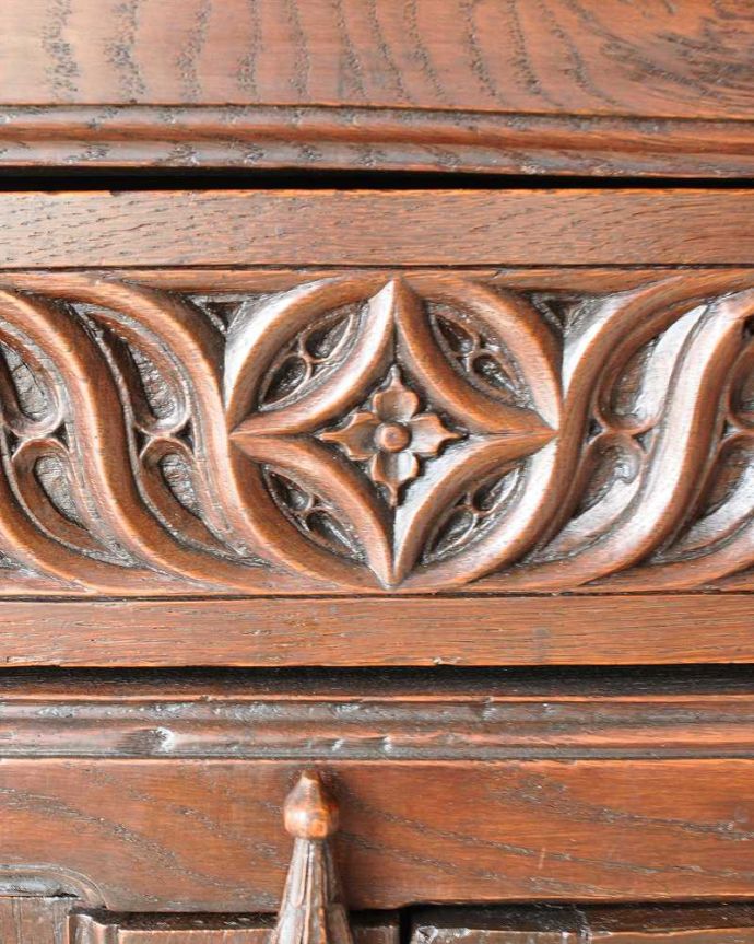 アンティークのキャビネット アンティーク家具 重厚感あるアンティークの英国家具、豪華な装飾が美しいキャビネット。お花の模様もたっぷり引き出し部分の彫りをよく見ると、可愛いお花が咲いているんです。(j-2047-f)