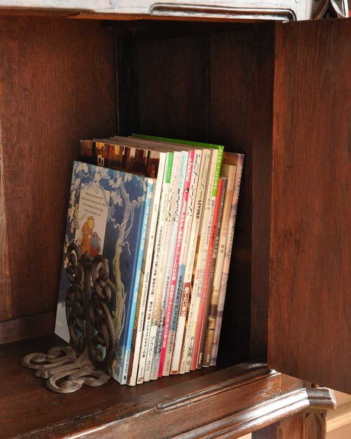 アンティークのキャビネット アンティーク家具 重厚感あるアンティークの英国家具、豪華な装飾が美しいキャビネット。A4サイズの雑誌も収納できる優等生雑誌まで収納できる高さ!本や雑誌もたっぷり収納出来ます。(j-2047-f)