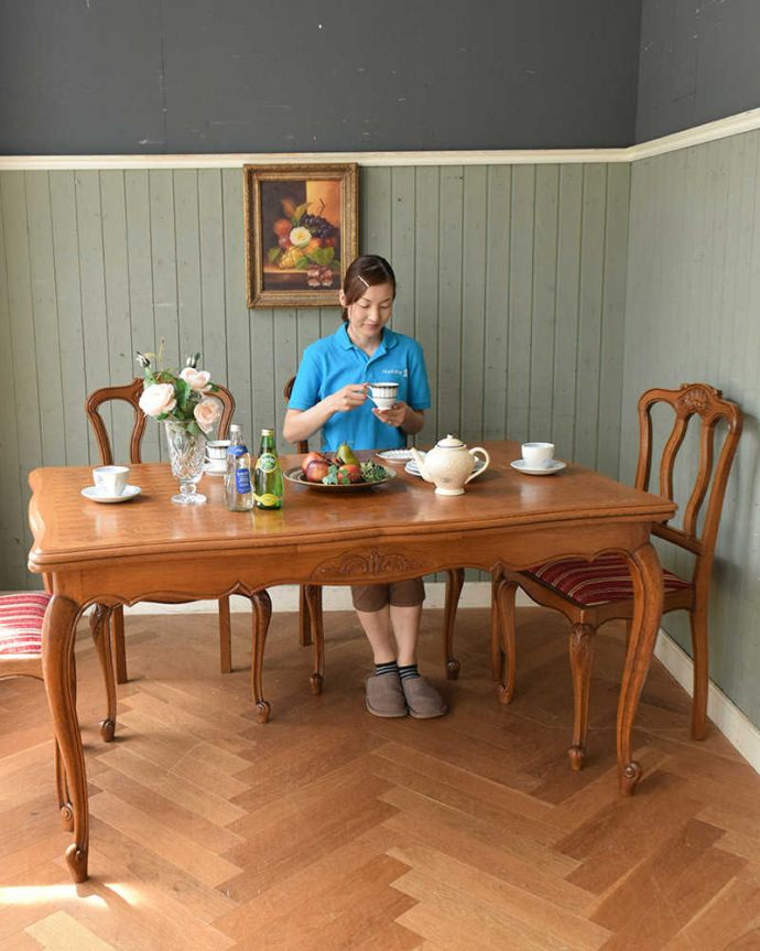 アンティークのテーブル アンティーク家具 フランスで見つけたアンティーク家具、3WAYのドローリーフテーブル(伸張式ダイニングテーブル)。家族や友だちが集まったら、大きく広げて使いましょう!もともとフランスサイズで作られた大きな家具だから、全部広げるとたっぷり大人数で囲める広さのテーブルに早変わりします。(j-2048-f)