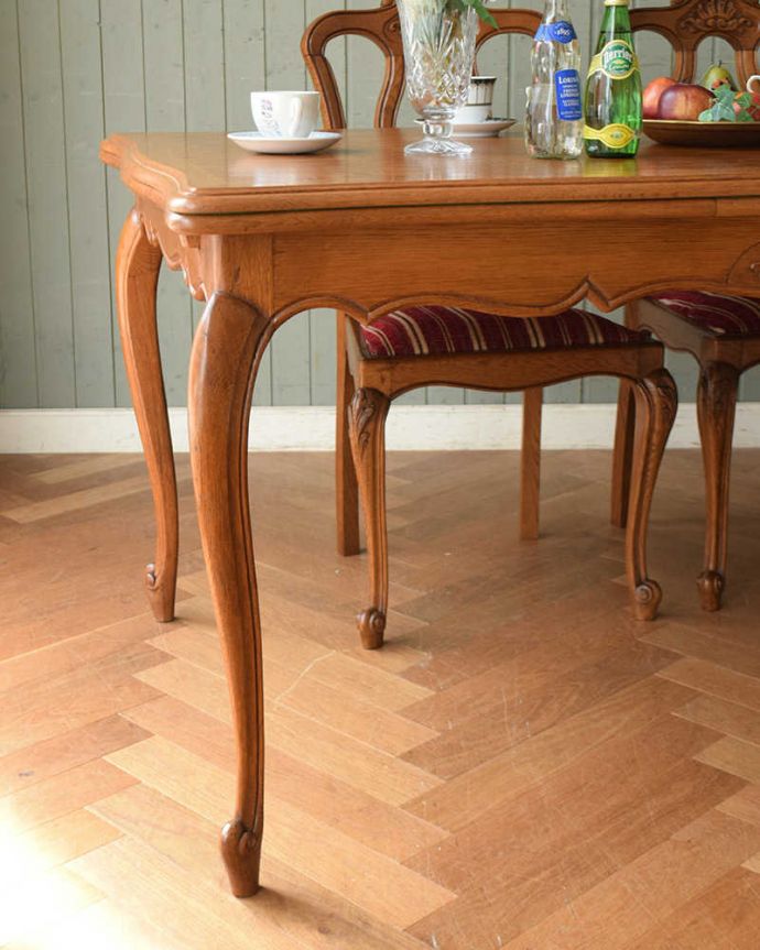 アンティークのテーブル アンティーク家具 フランスで見つけたアンティーク家具、3WAYのドローリーフテーブル(伸張式ダイニングテーブル)。やっぱり脚の美しさが自慢なんです!一番最初に目に飛び込んでくるフレンチカブリオレレッグ。(j-2048-f)