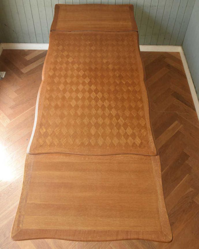 アンティークのテーブル アンティーク家具 フランスで見つけたアンティーク家具、3WAYのドローリーフテーブル(伸張式ダイニングテーブル)。上から見ると、天板には美しすぎる木の模様広げた状態で天板を見てみるとこんな感じ。(j-2048-f)