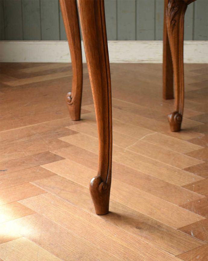 アンティークのテーブル アンティーク家具 フランスで見つけたアンティーク家具、3WAYのドローリーフテーブル(伸張式ダイニングテーブル)。持ち上げなくても移動できます!Handleのアンティークは、脚の裏にフェルトキーパーをお付けしていますので、持ち上げなくても床を滑らせて移動させることが出来ます。(j-2048-f)