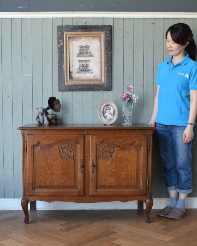 アンティークのキャビネット　アンティーク家具　リビングで便利に使えるアンティーク家具、フランス輸入の木製キャビネット。自慢はフランスらしい曲線美。(j-2054-f)