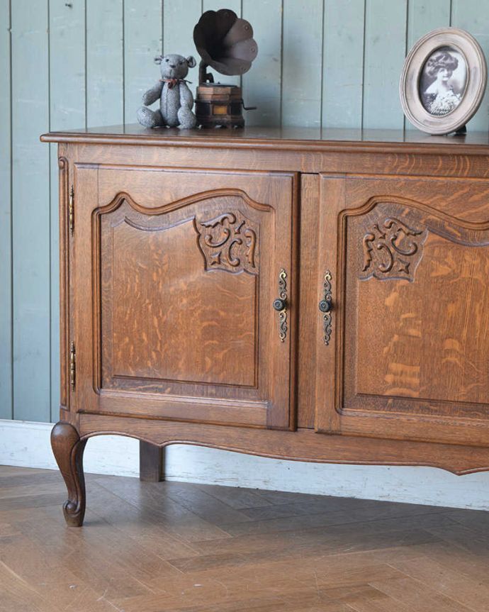 アンティークのキャビネット　アンティーク家具　リビングで便利に使えるアンティーク家具、フランス輸入の木製キャビネット。彫の美しさも自慢です。(j-2054-f)