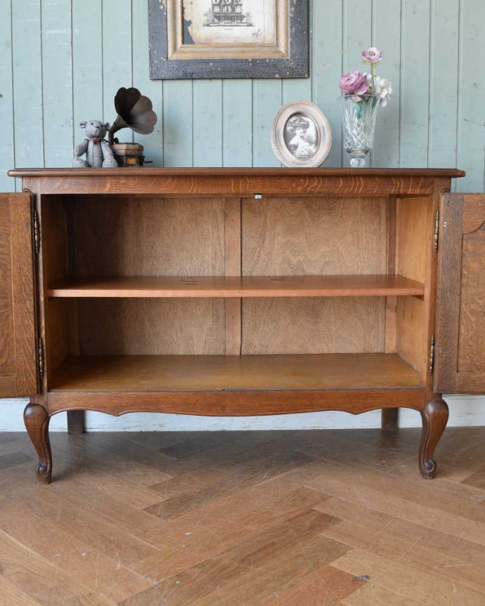 アンティークのキャビネット　アンティーク家具　リビングで便利に使えるアンティーク家具、フランス輸入の木製キャビネット。扉を開けて中を見ると･･･扉の中は職人が修復して、こんな感じにキレイに仕上げました。(j-2054-f)