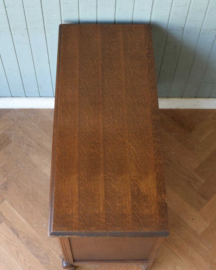 アンティークのキャビネット　アンティーク家具　リビングで便利に使えるアンティーク家具、フランス輸入の木製キャビネット。何を置いて楽しもうかな･･･修復する際、天板もこんな感じでキレイに仕上げました。(j-2054-f)