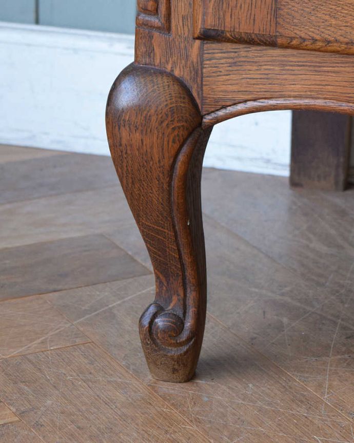 アンティークのキャビネット　アンティーク家具　リビングで便利に使えるアンティーク家具、フランス輸入の木製キャビネット。女性1人でラクラク運べちゃう仕掛けHandleのアンティークは、脚の裏にフェルトキーパーをお付けしています。(j-2054-f)