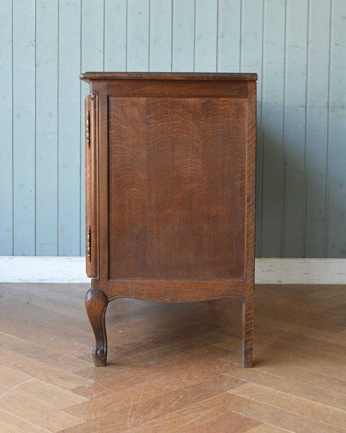 アンティークのキャビネット　アンティーク家具　リビングで便利に使えるアンティーク家具、フランス輸入の木製キャビネット。横顔だっても美しい正面だけじゃなく横から見てもフランスらしい美しさが漂っています。(j-2054-f)
