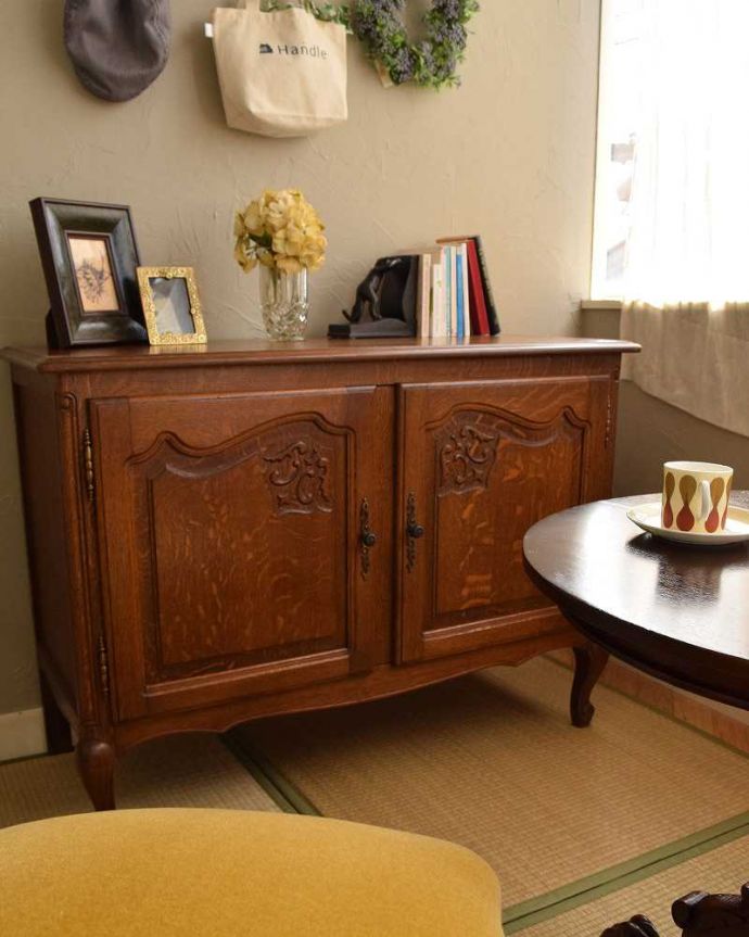 アンティークのキャビネット　アンティーク家具　リビングで便利に使えるアンティーク家具、フランス輸入の木製キャビネット。便利に使いながらも絵になるフォルムやっぱりフランス生まれのデザインは優雅で美しい！中にものをたっぷり収納しながら、お部屋まで美しく見せてくれます。(j-2054-f)