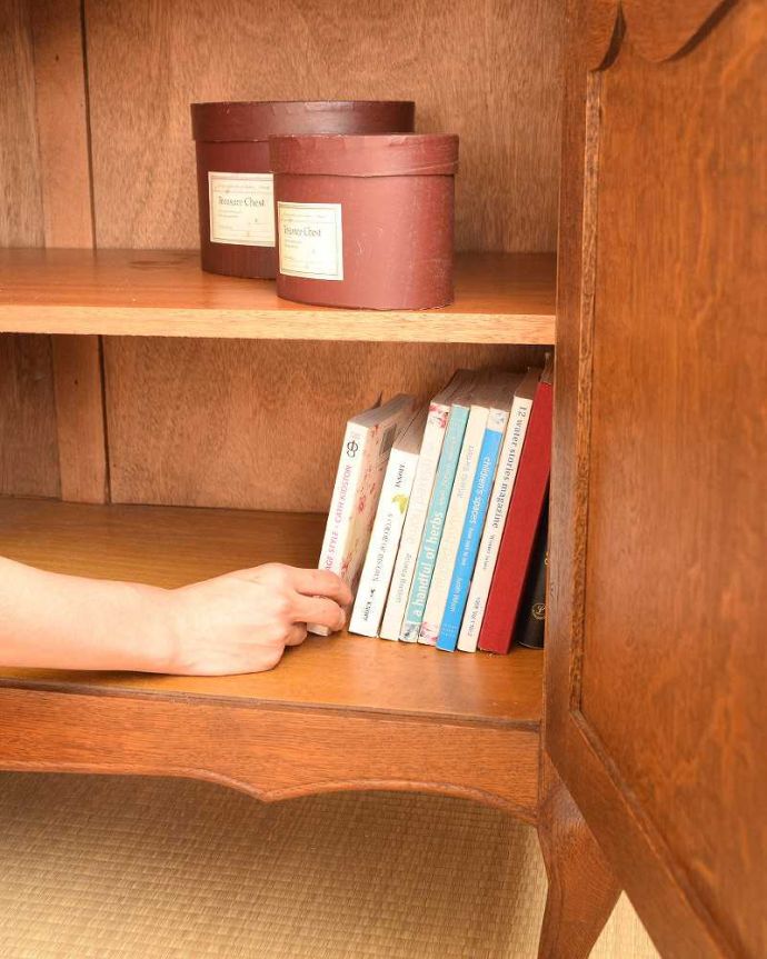 アンティークのキャビネット　アンティーク家具　リビングで便利に使えるアンティーク家具、フランス輸入の木製キャビネット。漫画や文庫本がたっぷり入るので、コレクションしたお気に入りをしまってみてはいかがでしょう。(j-2054-f)