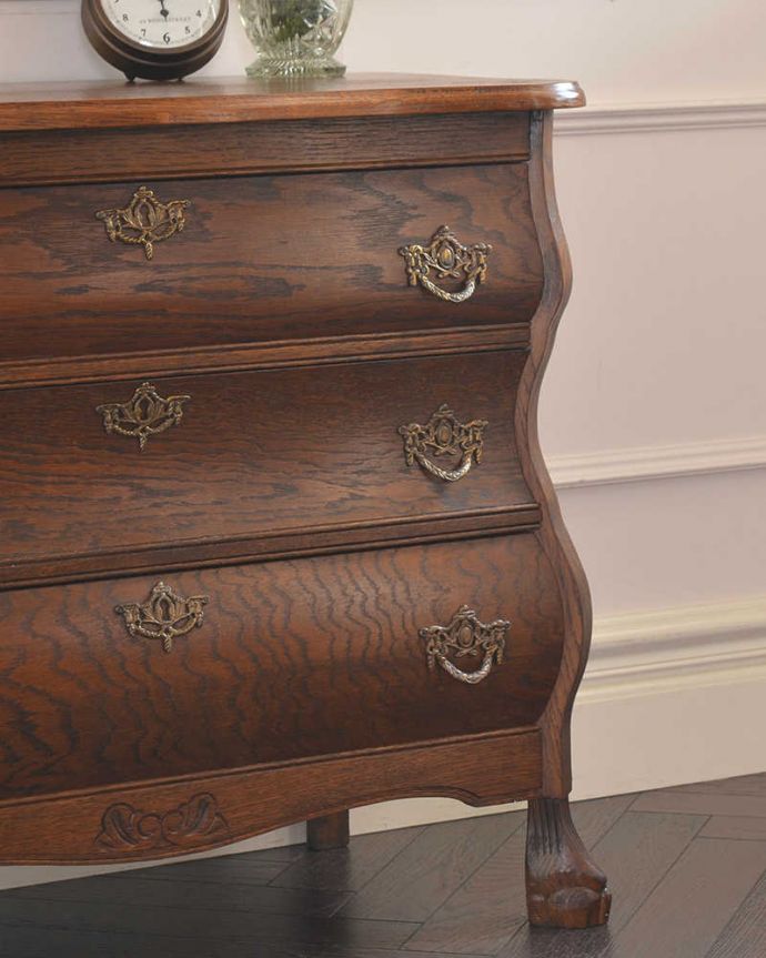 アンティークのチェスト　アンティーク家具　エレガントなアンティーク家具、フランス輸入の３段チェスト（コモード）。「見せる収納」だから、置く場所を選びません！チェストと言ってもデザインがステキだから、収納だけじゃなくて見ても楽しめる家具なんです。(j-2056-f)