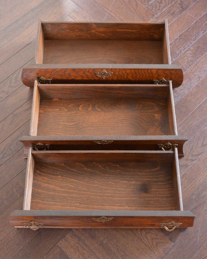 アンティークのチェスト　アンティーク家具　エレガントなアンティーク家具、フランス輸入の３段チェスト（コモード）。キレイに修復したので、何を入れてもOKです。(j-2056-f)