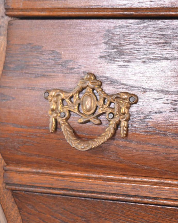 アンティークのチェスト　アンティーク家具　エレガントなアンティーク家具、フランス輸入の３段チェスト（コモード）。開ける度にワクワクする取っ手フランスらしい優雅なデザインは取っ手にも。(j-2056-f)