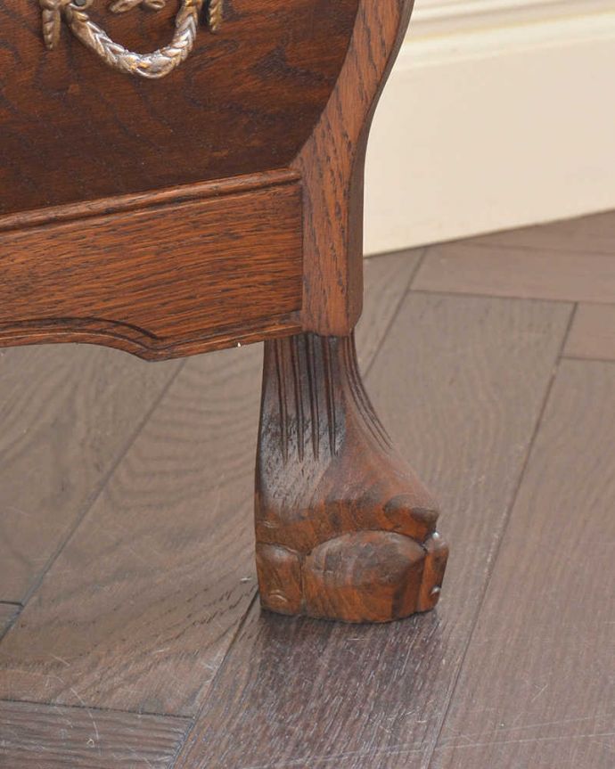 アンティークのチェスト　アンティーク家具　エレガントなアンティーク家具、フランス輸入の３段チェスト（コモード）。女性1人でラクラク運べちゃう仕掛けHandleのアンティークは、脚の裏にフェルトキーパーをお付けしています。(j-2056-f)