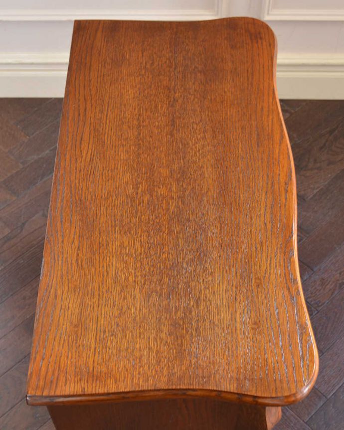 アンティークのチェスト　アンティーク家具　エレガントなアンティーク家具、フランス輸入の３段チェスト（コモード）。何を置こうかな･･･？上から見ると、天板はこんな感じで塗装もキレイに仕上げました。(j-2056-f)