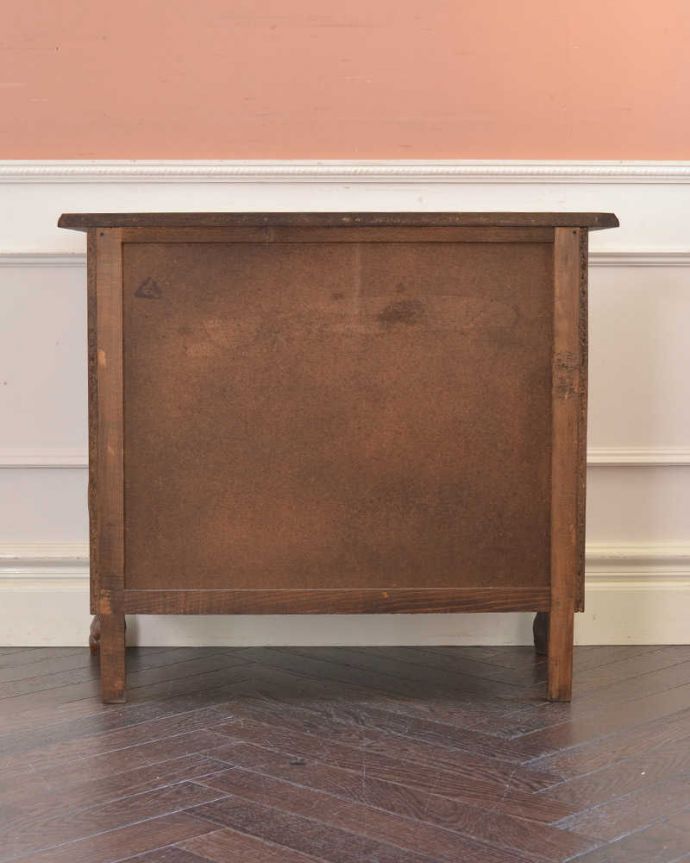 アンティークのチェスト　アンティーク家具　エレガントなアンティーク家具、フランス輸入の３段チェスト（コモード）。修復したので後姿もキレイですアンティークは新品ではないので、もちろん経年変化によるキズはありますが、専門の職人がキレイに修復したので、後ろ姿もキレイです。(j-2056-f)