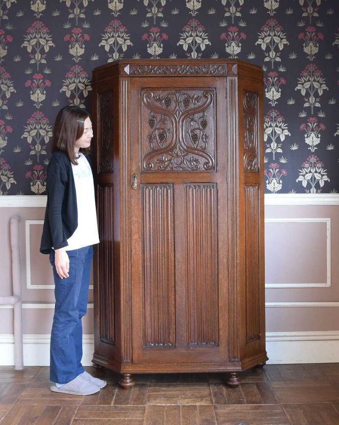 アンティークのキャビネット　アンティーク家具　イギリス輸入のアンティーク家具、豪華な彫りの入ったワードローブ 。実は隠れた人気モノのアンティークアンティーク家具の中でリクエストが多いワードローブ。(j-2065-f)