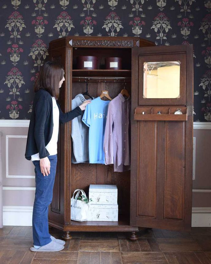 アンティークのキャビネット　アンティーク家具　イギリス輸入のアンティーク家具、豪華な彫りの入ったワードローブ 。今日は何を着ようかな？お出かけ前のひとときも、このワードローブがあれば、さらに楽しい時間になります。(j-2065-f)