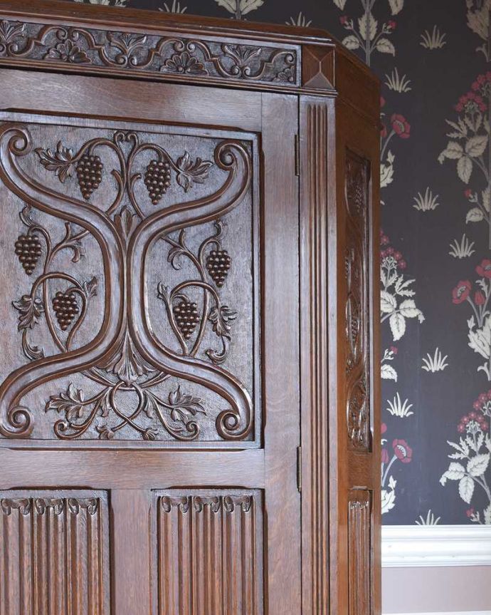 アンティークのキャビネット　アンティーク家具　イギリス輸入のアンティーク家具、豪華な彫りの入ったワードローブ 。アンティークらしい装飾が魅力サイズの大きい家具だからこそ、やっぱり美しい装飾がアンティークの魅力。(j-2065-f)