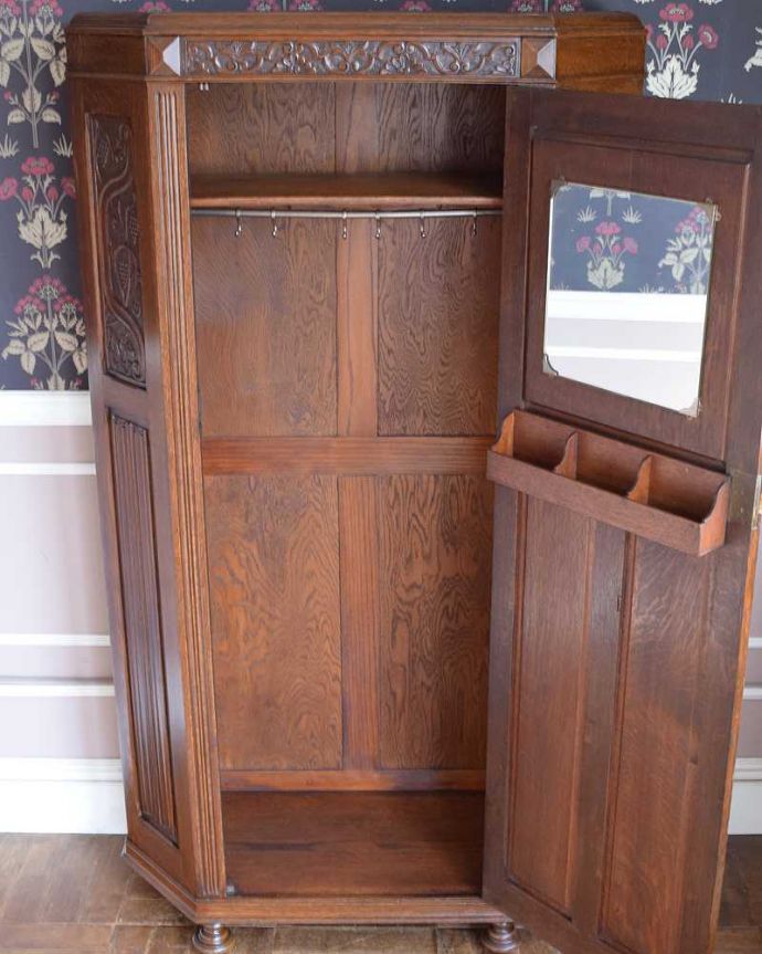 アンティークのキャビネット　アンティーク家具　イギリス輸入のアンティーク家具、豪華な彫りの入ったワードローブ 。扉を開けて中を見ると･･･こんな感じで、たっぷり収納できます。(j-2065-f)