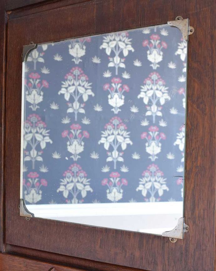 アンティークのキャビネット　アンティーク家具　イギリス輸入のアンティーク家具、豪華な彫りの入ったワードローブ 。身だしなみを整えて･･･アンティークのミラーも付いています。(j-2065-f)