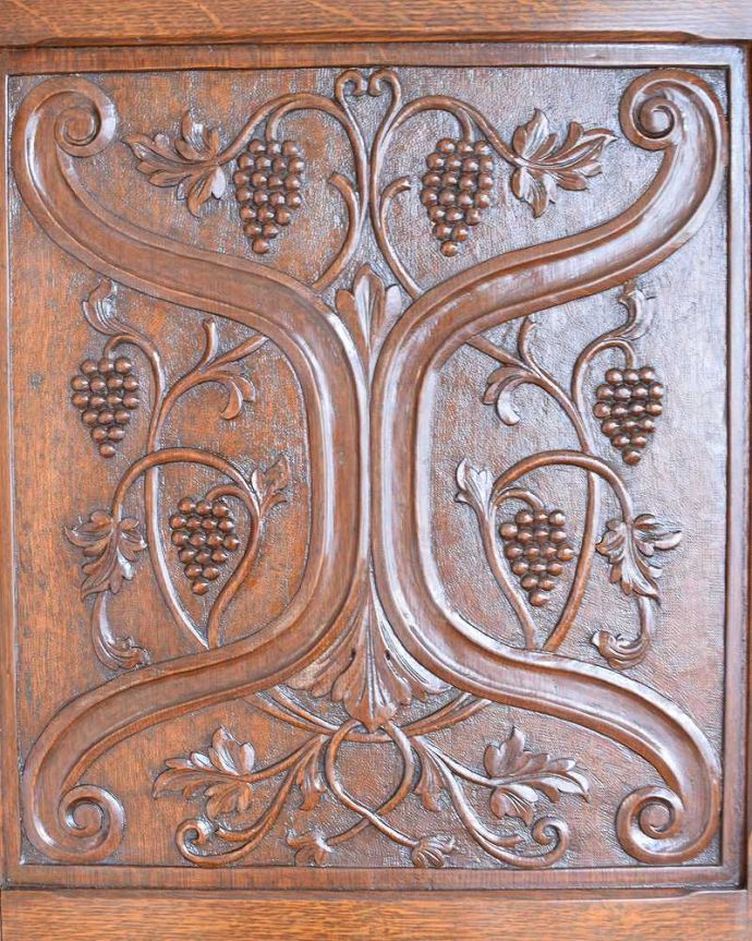 アンティークのキャビネット　アンティーク家具　イギリス輸入のアンティーク家具、豪華な彫りの入ったワードローブ 。扉を彩る装飾やっぱり魅力は扉の装飾。(j-2065-f)