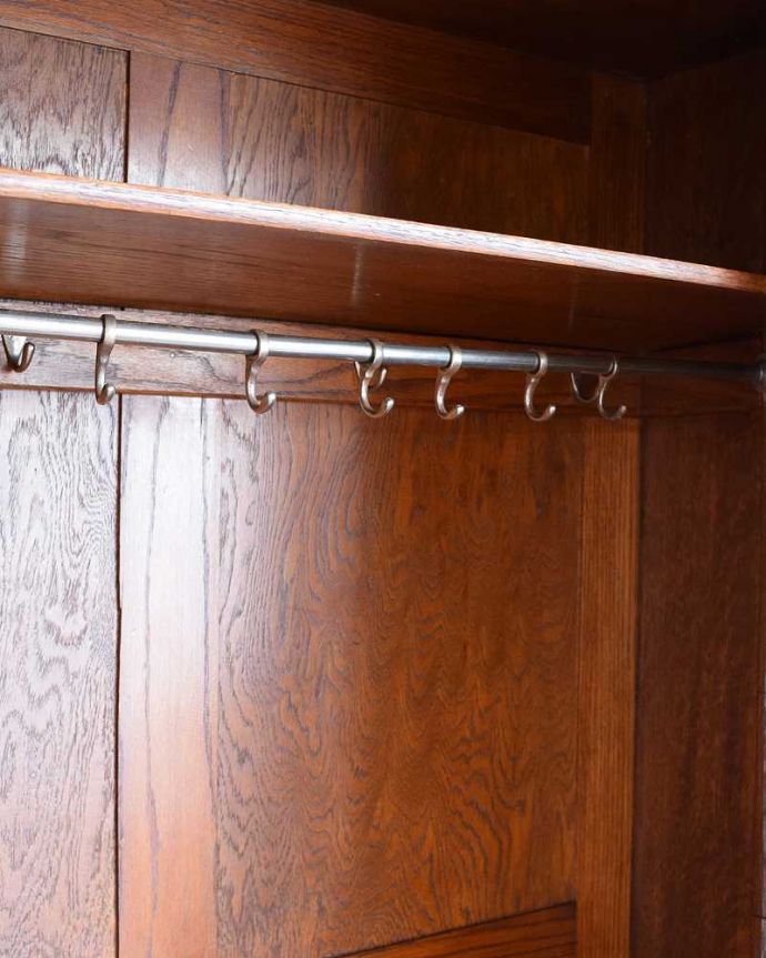 アンティークのキャビネット　アンティーク家具　イギリス輸入のアンティーク家具、豪華な彫りの入ったワードローブ 。お洋服を掛ける場所ポールが付いているので、ここにハンガーを掛けてください。(j-2065-f)