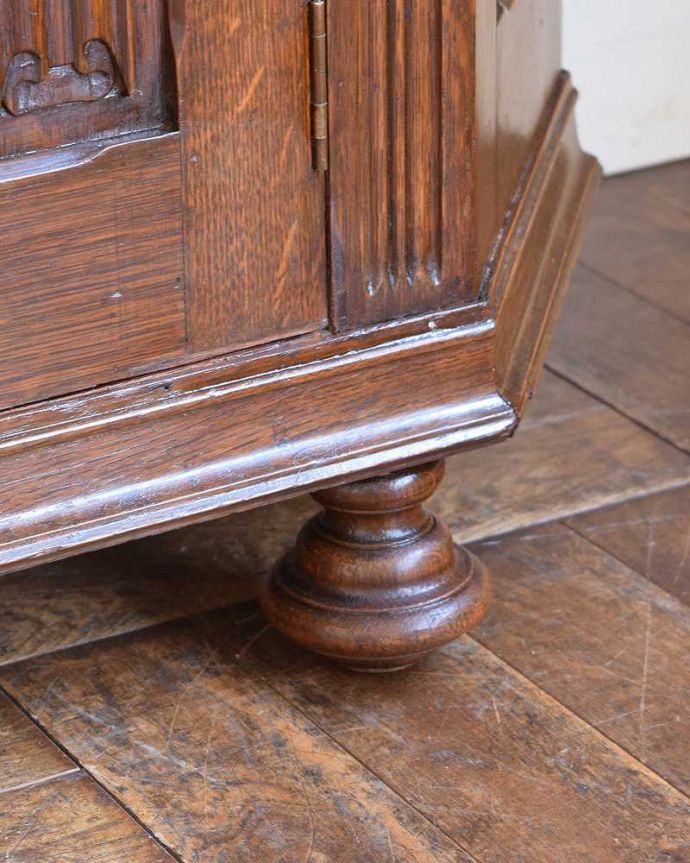 アンティークのキャビネット　アンティーク家具　イギリス輸入のアンティーク家具、豪華な彫りの入ったワードローブ 。女性でも運べちゃう理由は･･･Handleのアンティークは、脚の裏にフェルトキーパーをお付けしていますので、重い家具でも床を滑らせて移動出来ます。(j-2065-f)