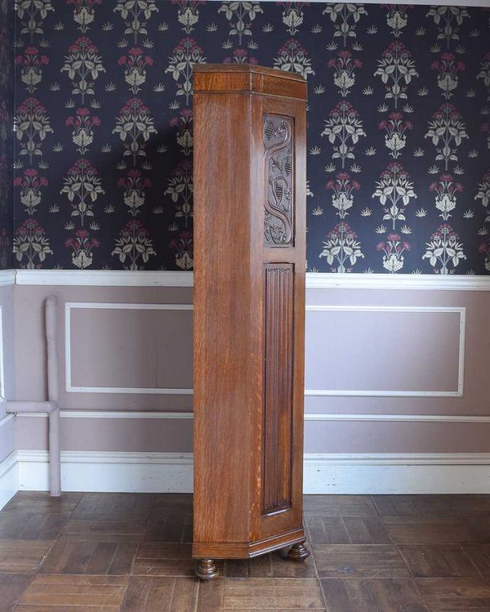 アンティークのキャビネット　アンティーク家具　イギリス輸入のアンティーク家具、豪華な彫りの入ったワードローブ 。横から見た姿もステキ正面だけじゃなく横から見るとこんな感じです。(j-2065-f)