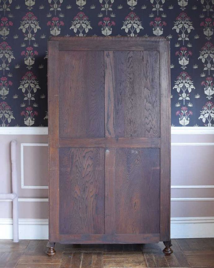 アンティークのキャビネット　アンティーク家具　イギリス輸入のアンティーク家具、豪華な彫りの入ったワードローブ 。実は後ろ姿もキレイなんです。(j-2065-f)