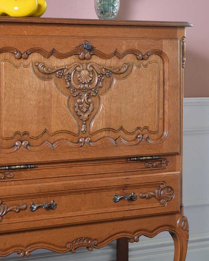 アンティークのキャビネット アンティーク家具 フランスらしい美しい彫が魅力のアンティークのキャビネット。フラップ式の扉にたっぷり施された彫前に開く1枚の扉だからこそ、扉面にたっぷりと施された優雅な彫が際立つキャビネット。(j-2066-f)