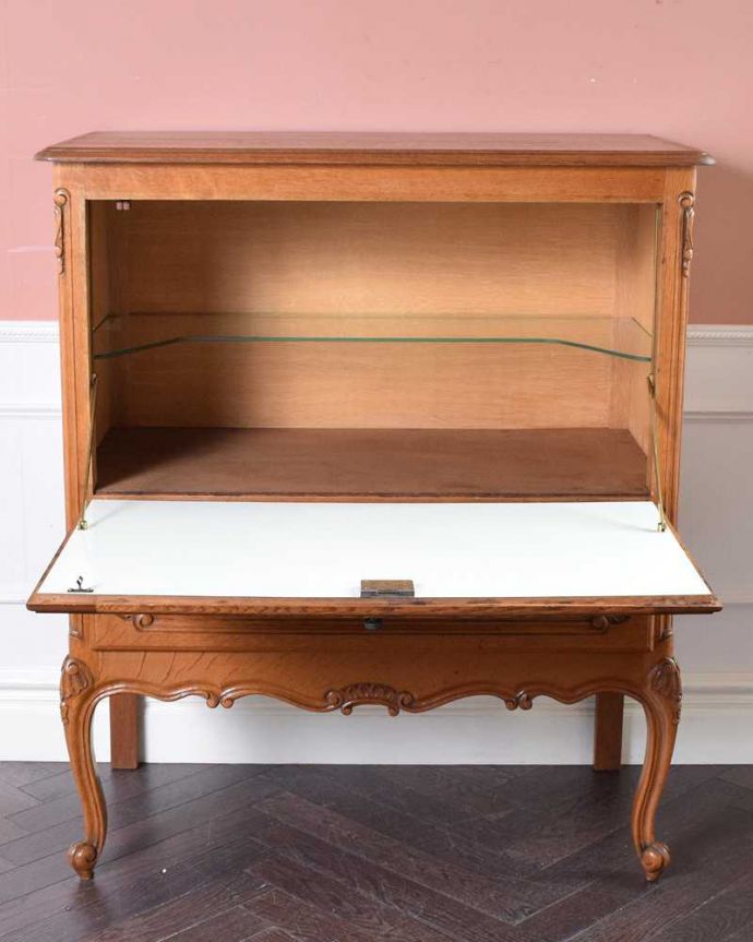 アンティークのキャビネット アンティーク家具 フランスらしい美しい彫が魅力のアンティークのキャビネット。前に倒して扉を開けて使って下さいもともと中にグラスとお酒を収納して使われていた扉は前に開くと作業台に。(j-2066-f)