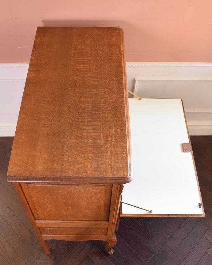 アンティークのキャビネット アンティーク家具 フランスらしい美しい彫が魅力のアンティークのキャビネット。上から見てみると・・・天板もこんな感じにキレイに仕上げました。(j-2066-f)