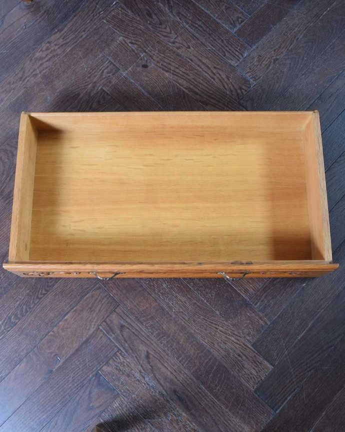 アンティークのキャビネット アンティーク家具 フランスらしい美しい彫が魅力のアンティークのキャビネット。引き出しの中も見て下さい。(j-2066-f)