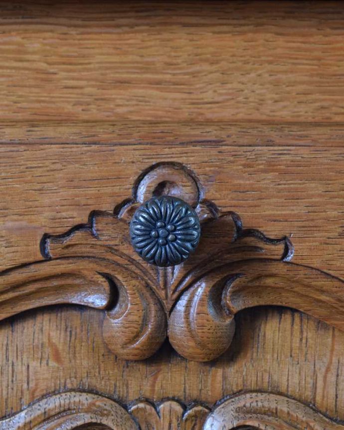 アンティークのキャビネット アンティーク家具 フランスらしい美しい彫が魅力のアンティークのキャビネット。開ける度にワクワクする取っ手近くによって見てみると、取っ手にまでフランスらしく凝った繊細な装飾が入っているんです。(j-2066-f)