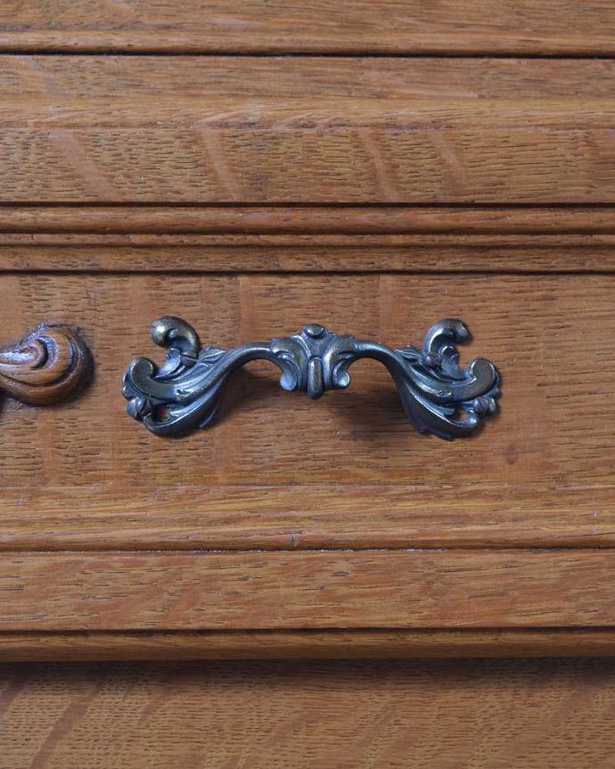 アンティークのキャビネット アンティーク家具 フランスらしい美しい彫が魅力のアンティークのキャビネット。優雅な曲線の取っ手。(j-2066-f)
