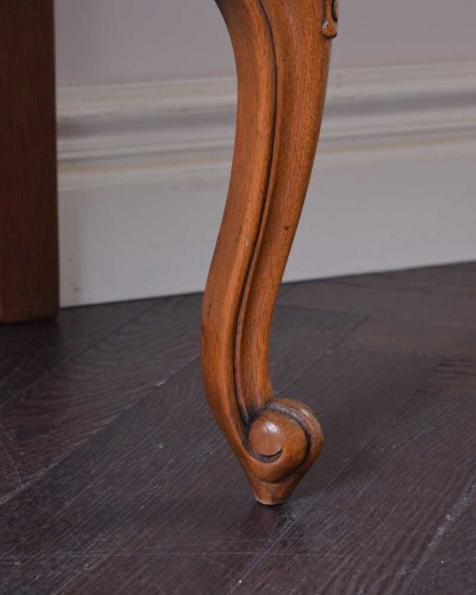 アンティークのキャビネット アンティーク家具 フランスらしい美しい彫が魅力のアンティークのキャビネット。女性1人でもラクに運べちゃうヒミツHandleのアンティークは、脚の裏にフェルトキーパーをお付けしているので、床を滑らせれば女性でも移動がカンタンに出来ます!ご安心下さい。(j-2066-f)