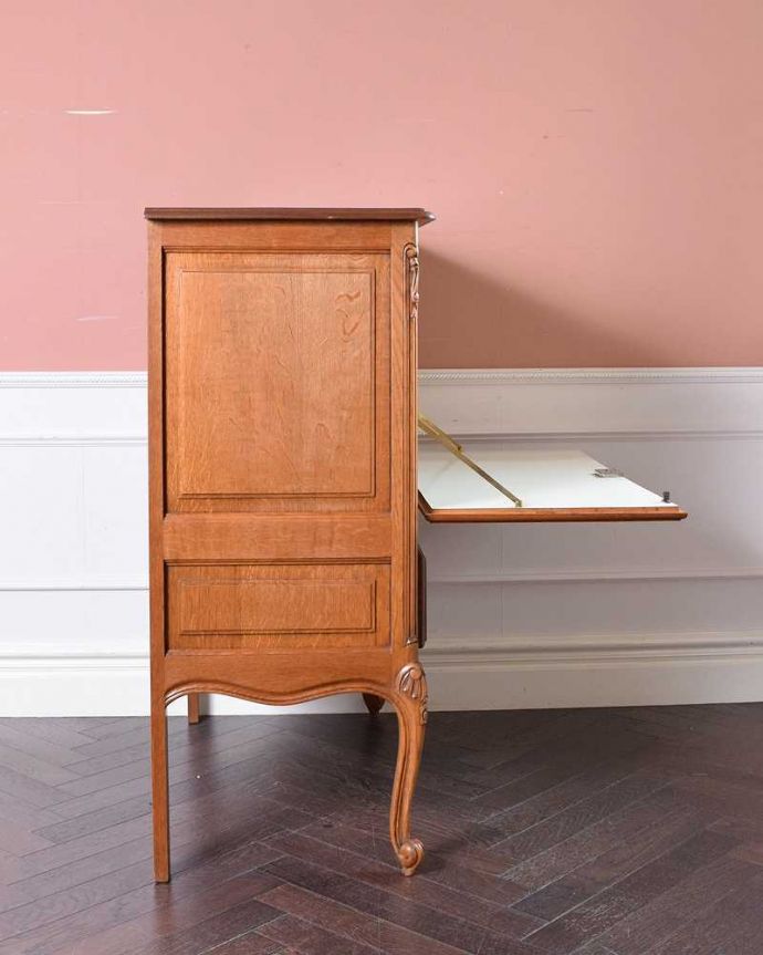 アンティークのキャビネット アンティーク家具 フランスらしい美しい彫が魅力のアンティークのキャビネット。横顔にも気を使っていますどの角度から見られても美しく見えることを意識して、正面はもちろん横から見てもキレイなんです。(j-2066-f)