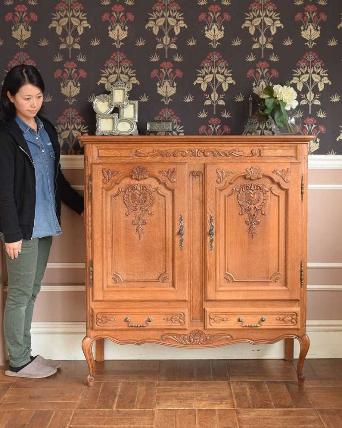 アンティークのキャビネット アンティーク家具 フランスから届いた優雅なアンティーク家具、収納もたっぷりできるキャビネット。美しく優雅な雰囲気が漂うフランスらしいキャビネット誰が見ても女性らしいフォルムと美しい彫が自慢のキャビネット。(j-2067-f)