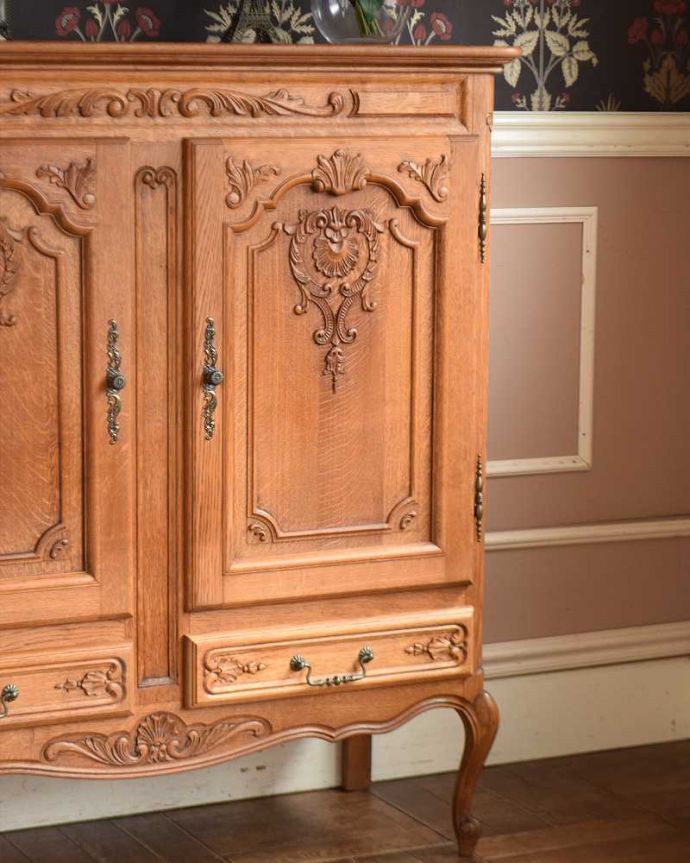 アンティークのキャビネット アンティーク家具 フランスから届いた優雅なアンティーク家具、収納もたっぷりできるキャビネット。扉にはフランスらしく美しい彫真っ先に目に飛び込んでくる扉に施された彫はずっと眺めていたいくらいの美しさ。(j-2067-f)