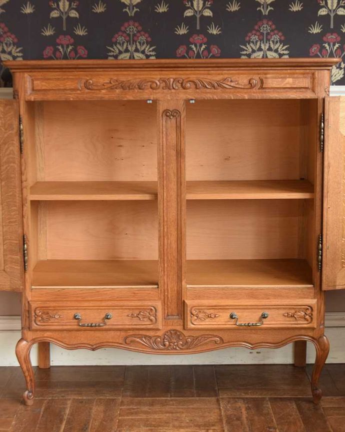 アンティークのキャビネット アンティーク家具 フランスから届いた優雅なアンティーク家具、収納もたっぷりできるキャビネット。扉を開けて中を見ると・・・もちろん見た目だけではありません。(j-2067-f)