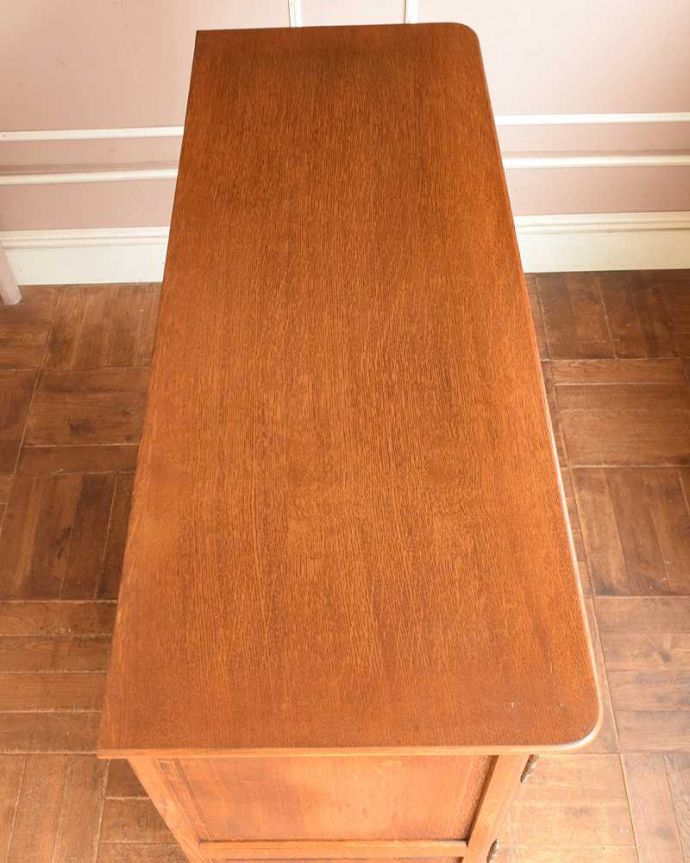 アンティークのキャビネット アンティーク家具 フランスから届いた優雅なアンティーク家具、収納もたっぷりできるキャビネット。上から見てみると・・・もちろん、上から見てもキレイです。(j-2067-f)